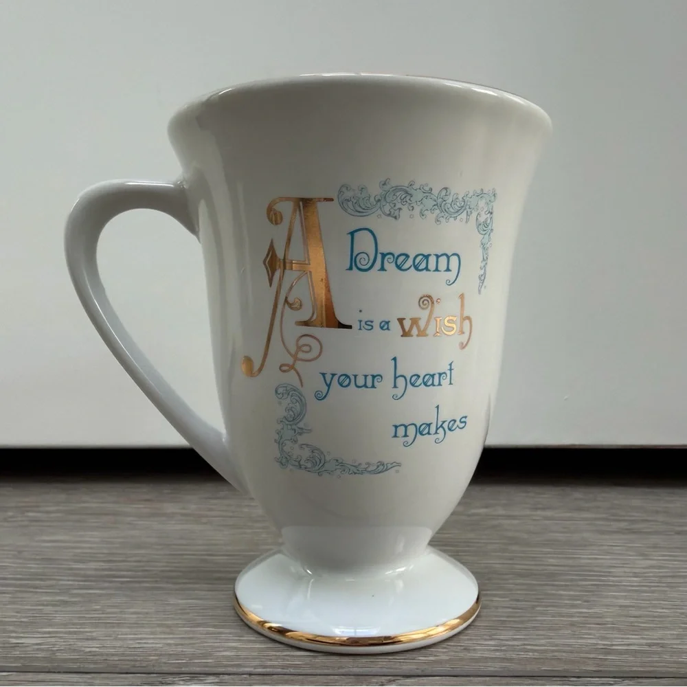 DISNEY STORE CINDERELLA PRINCESS SIGNATURE COFFEE TEA MUG WITH PEDESTAL BASE
